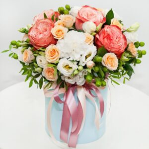 Southern peach: Hat box with orange Roses — flower delivery in Atlanta, GA